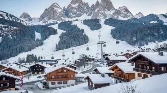 Vue panoramique du massif des Aravis avec chalets traditionnels enneigés et remontées mécaniques